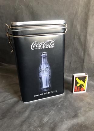 Металева Коробка с фиксатором "Coca-Cola - Sign Of Good Taste"