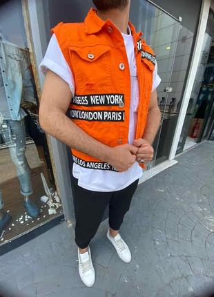 Мужская оранжевая джинсовая жилетка с надписями и нашивками, Т...