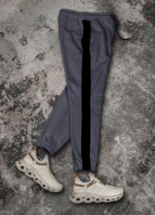 Чоловічі звужені спортивні графіт штани з лампасами тринитка