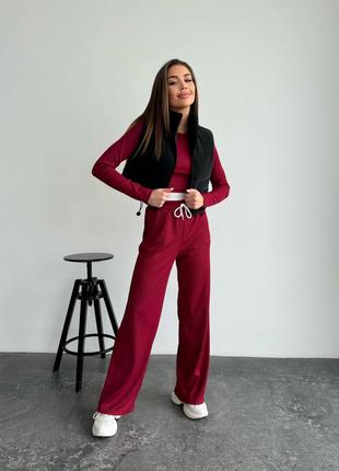 Классный костюм- тройка (брюки+укороченный топ+жилетка) бордо