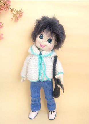 Лялька хлопчик в одязі, в'язана іграшка для інтер'єру на каркасі