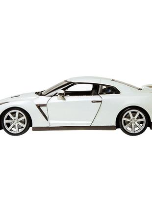 Автомодель Bburago Nissan GT-R білий металік металева 1:24
(18...