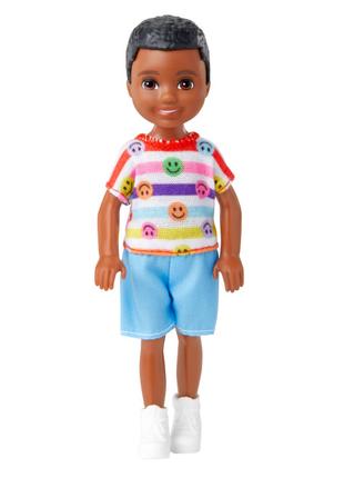 Лялька ​Barbie Челсі та друзі Темношкірий хлопчик в футболці з...
