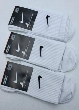 Шкарпетки NIke білого кольору.