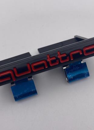Шильдик эмблема в решетку радиатора Audi "Quattro" Значок ауди...