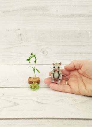 В'язана іграшка миша, мініатюра миша для колекціонерів.