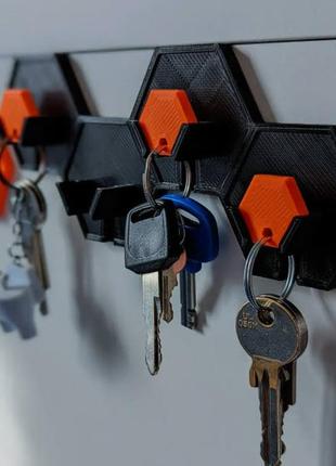Современная вешалка для ключей с брелоками на ключи.
