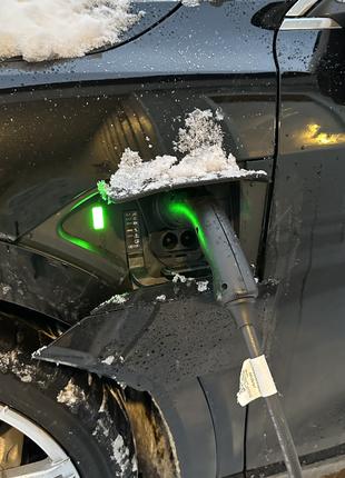 Защитный козырек от снега порта зарядки Audi E-Tron.