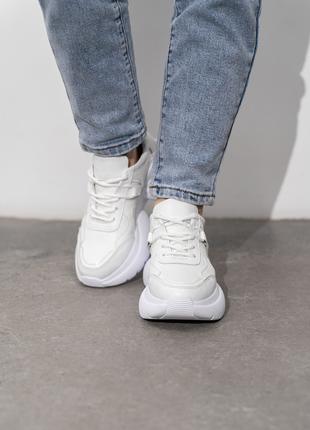 Білі шкіряні кросівки з грубою підошвою, розмір 37