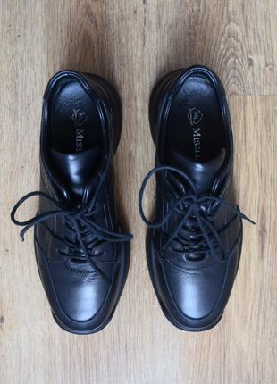 Жіночі чорні кросівки на шнуровці