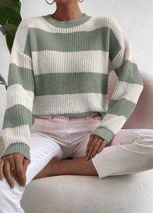 Укороченный свитер со спущенным плечом в крупные полосы бело-о...