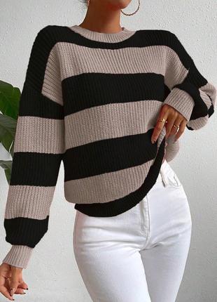 Укороченный свитер со спущенным плечом в крупные полосы черно-...