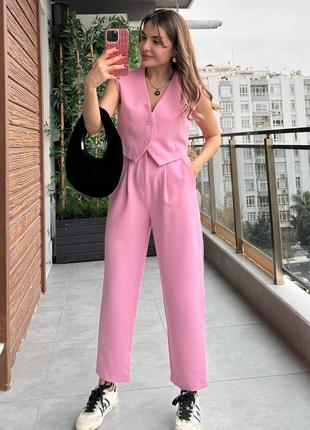 Элегантный костюм (брюки +жилет) розовый