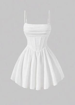 Нежное мини платье на бретелях с расклешенной юбкой молочный