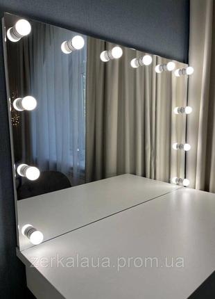 Безрамное прямоугольное гримерное зеркало с лампами. Макияжное...