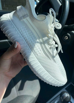 Женские белые кроссовки Adidas Yeezy Boost, белые