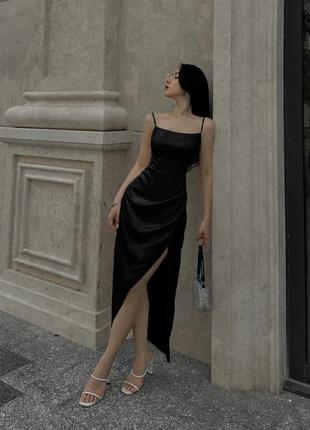 Атласное платье макси на бретелях с разрезом по ноге черный