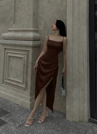 Атласное платье макси на бретелях с разрезом по ноге шоколад