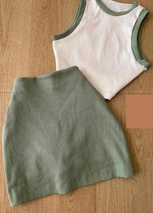 Трикотажный костюм (топ с яркой отделкой+ яркая юбка-шорты) олива