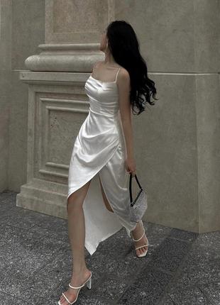 Атласное платье макси на бретелях с разрезом по ноге белый