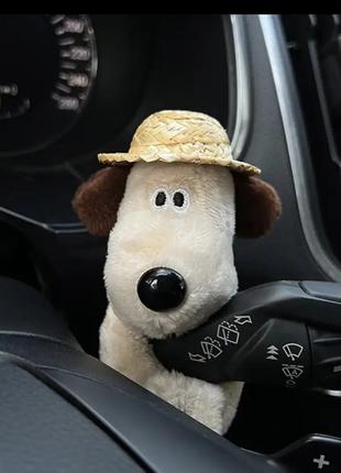 Мякая игрушка в авто на руль собачка в шляпе
