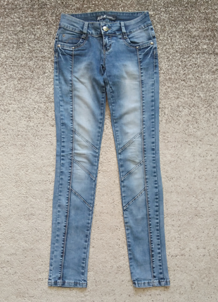 Женские джинсы голубого цвета, прямого покроя. Размер S