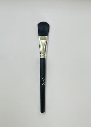 Кисть для нанесения тонального средства NYX Professional Makeup