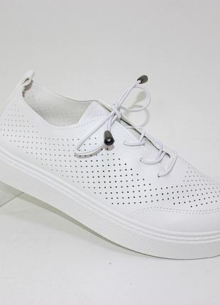 Білі жіночі перфоровані кросівки із еко-шкіри
