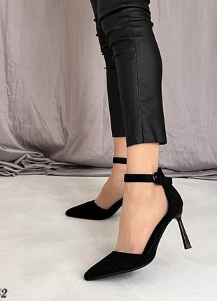 Женские чёрные замшевые открытые туфли на ремешке с острым носком