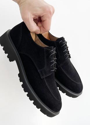 Черные замшевые туфли на грубой подошве