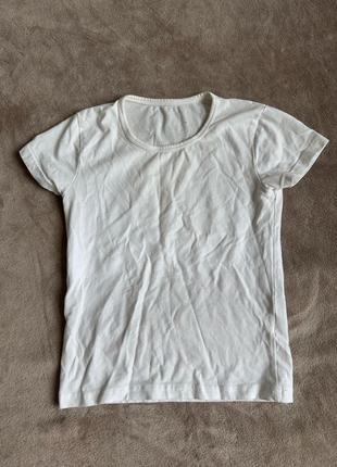 Базова біла футболка