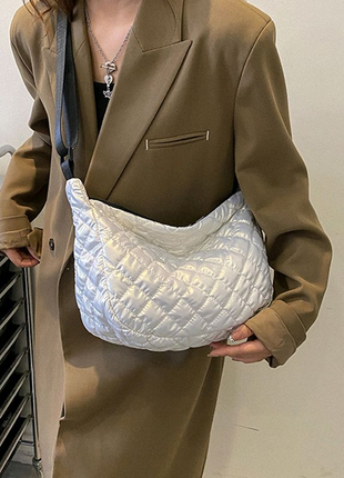 Стьобана сумочка крос-боді білого кольору