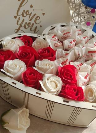 Подарочный набор в форме сердца из конфет и роз для девушки  ar10