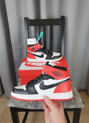 Кроссовки унисекс черные с красным Nike Air Jordan 1 Retro. На...