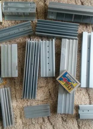 Різні алюмінієві радіатори для силової електроніки.