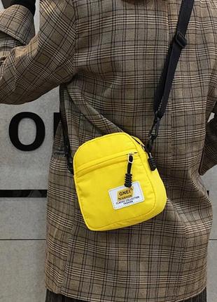 Женская маленькая сумка-бананка/мессенджер через плечо жёлтая