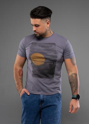Темно-серая трикотажная футболка с крупным рисунком, размер XXL