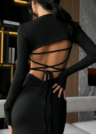 Ідеальна чорна сукня, з відкритою спинкою