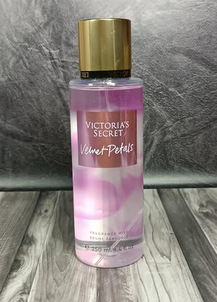 Парфюмированный спрей для тела Victoria`s Secret Velvet Petals...