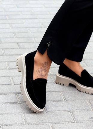 Черные женские замшевые туфли лоферы на бежевой и чёрной тракт...