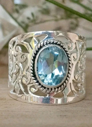 Широкое кольцо с голубым камнем под серебро