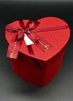 Коробка подарункова з ручками і бантиком. Серце. Колір червони...