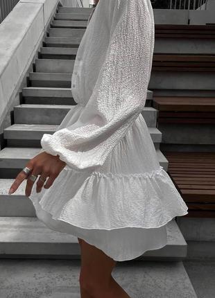 Белое короткое платье с рюшами муслин