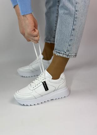 Білі жіночі кросівки шкіряні на демісезон