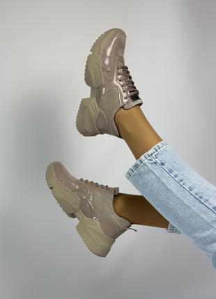 Стильні жіночі бежеві кросівки