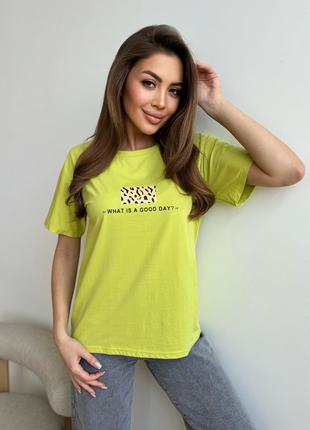 Салатовая трикотажная футболка с рисунком и надписью, размер M