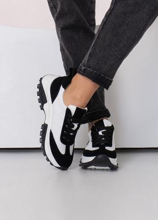Бело-черные кроссовки с высокой фактурной подошвой, размер 37