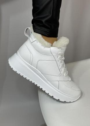 Білі жіночі кросівки з хутром