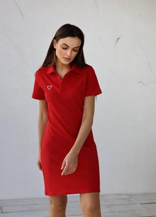 Спортивне плаття з коміром поло та вишивкою червоний