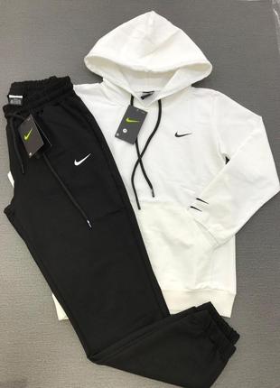 Жіночий спортивний костюм Nike білий